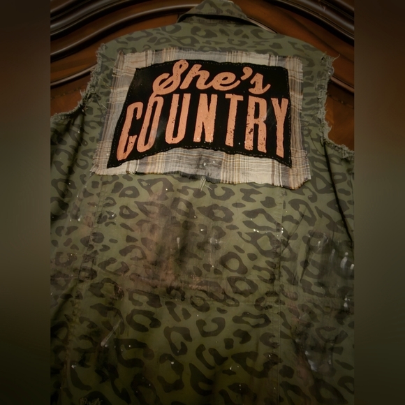 UPCYCLED Distressed 'SHE'S COUNTRY'/'Jason Aldean' Sleeveless Army Green Vest - Picture 1 of 10